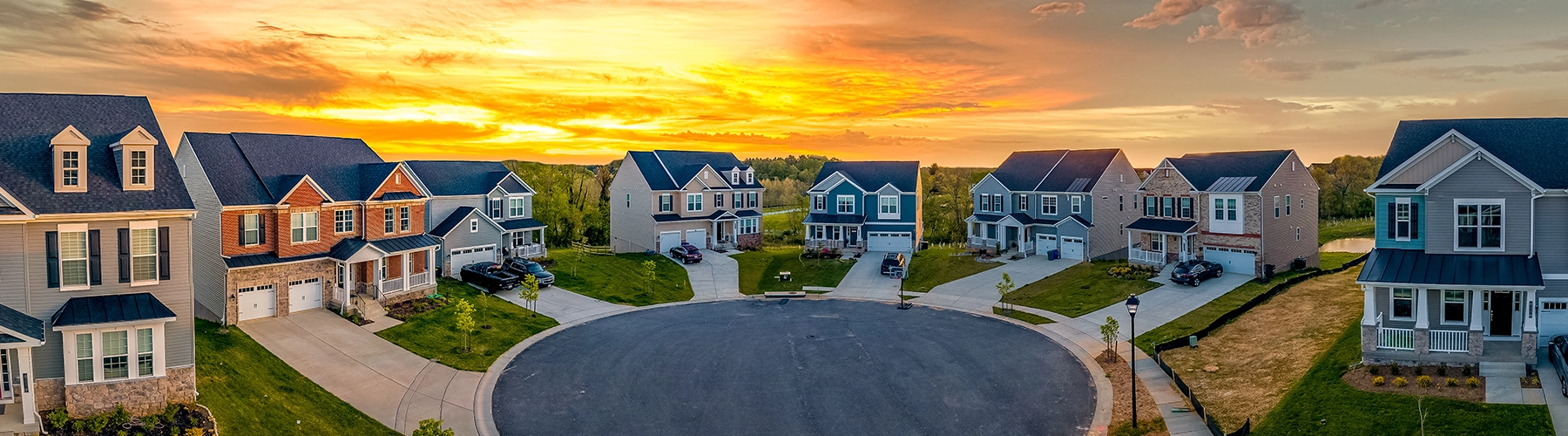 neighborhood cul-de-sac of desireable houses